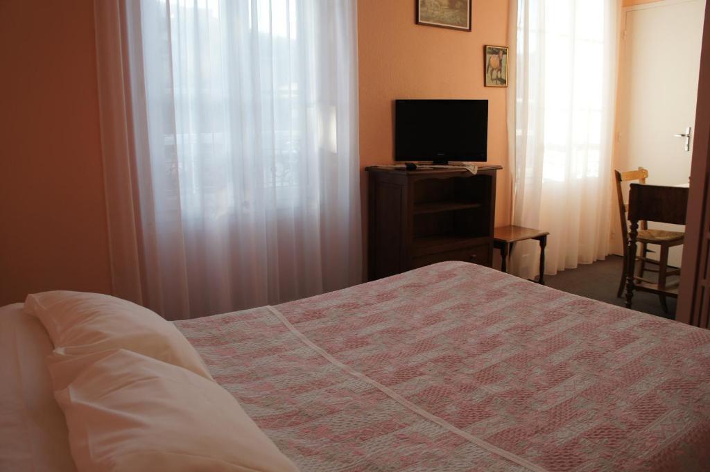 Hotel Le Commerce Bagnères-de-Bigorre Zimmer foto
