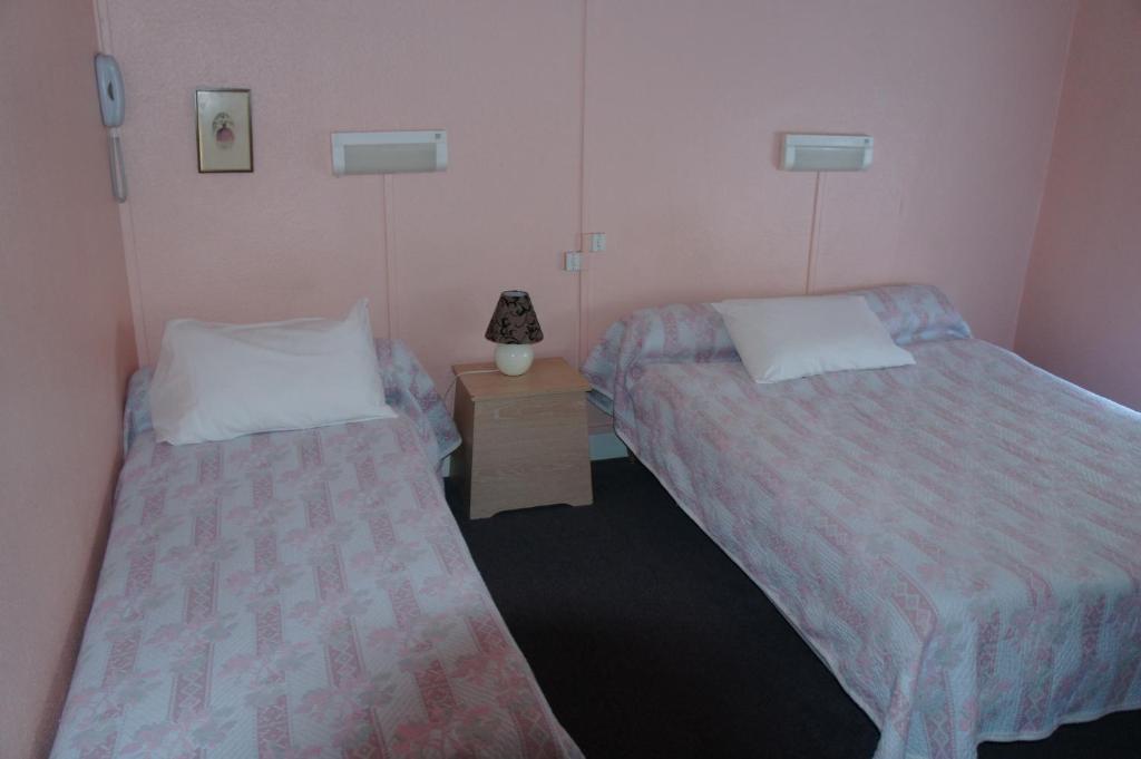 Hotel Le Commerce Bagnères-de-Bigorre Zimmer foto