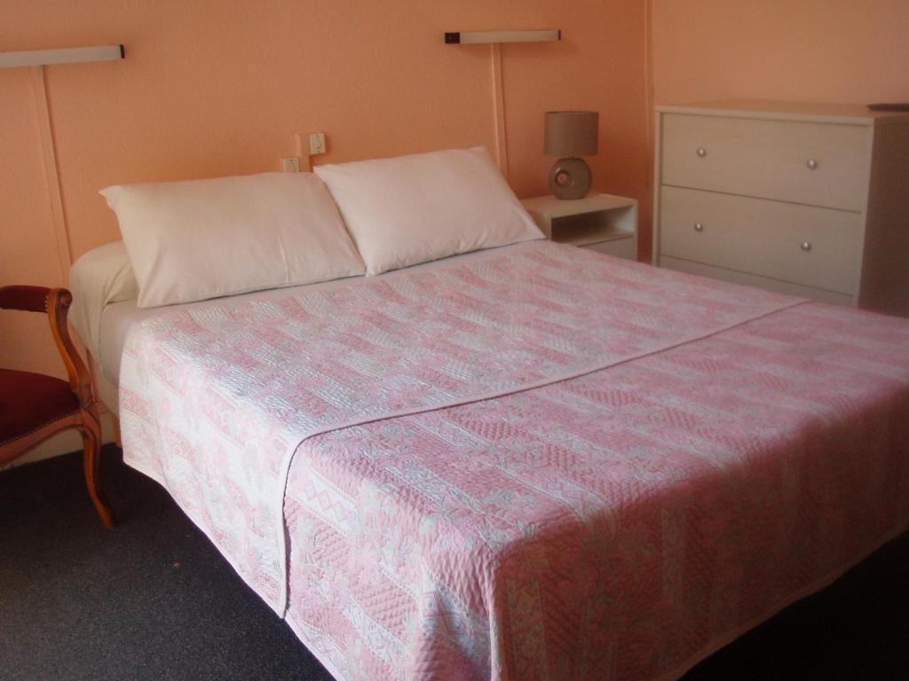 Hotel Le Commerce Bagnères-de-Bigorre Zimmer foto